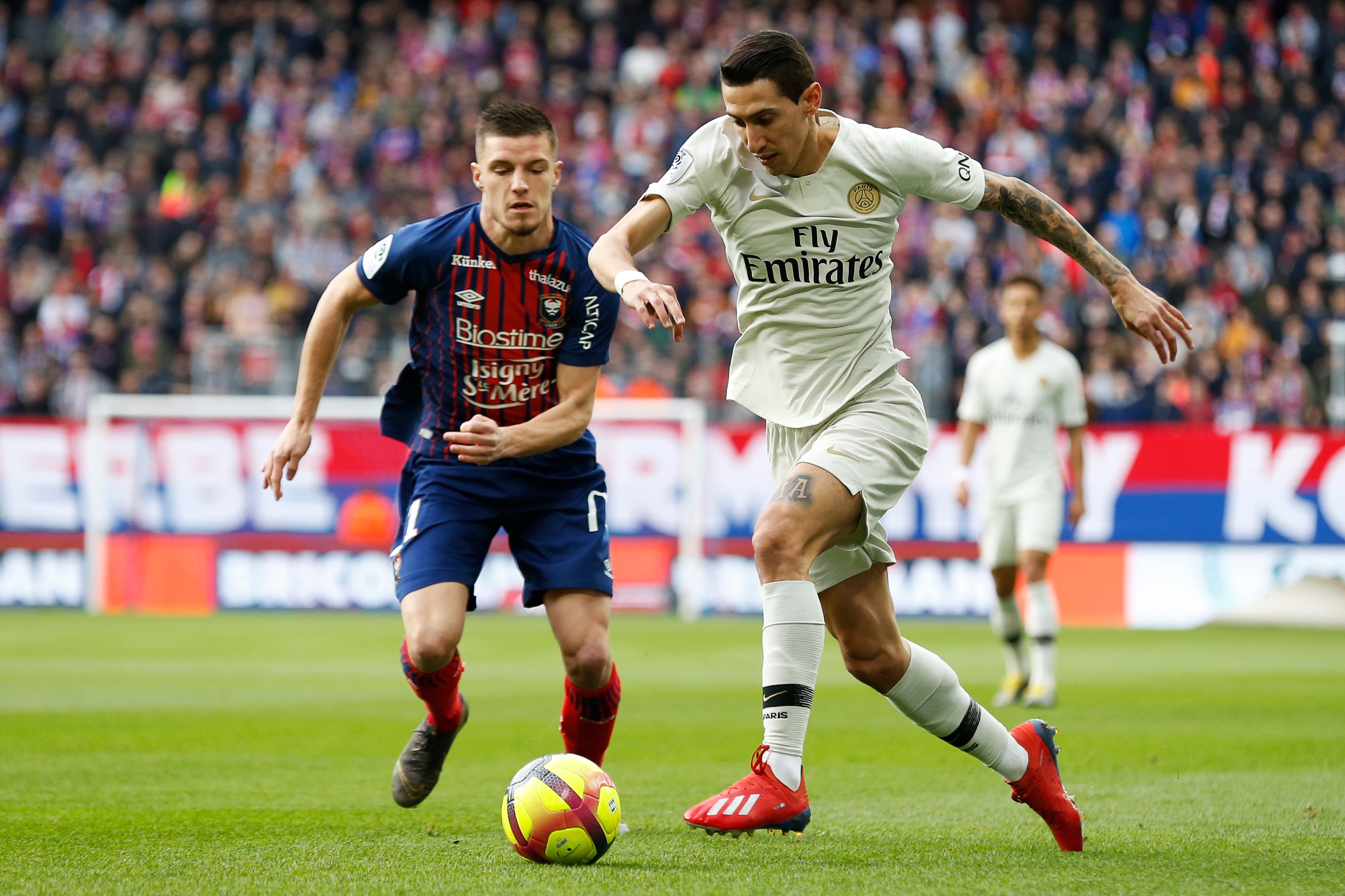 巴萨本赛季相比上赛季同期，胜场、进球数、排名等均出现下滑（巴萨本季较上季同期，胜场、进球与排名全面走低）