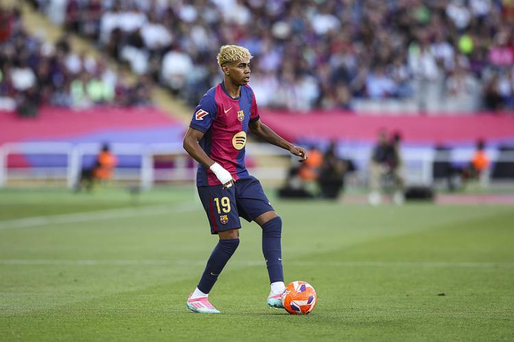 每体：费尔明出席家乡的巴萨及个人球迷协会成立活动，为球迷签名（每体：费尔明回到家乡见证巴萨与个人球迷会成立，亲为球迷签名）