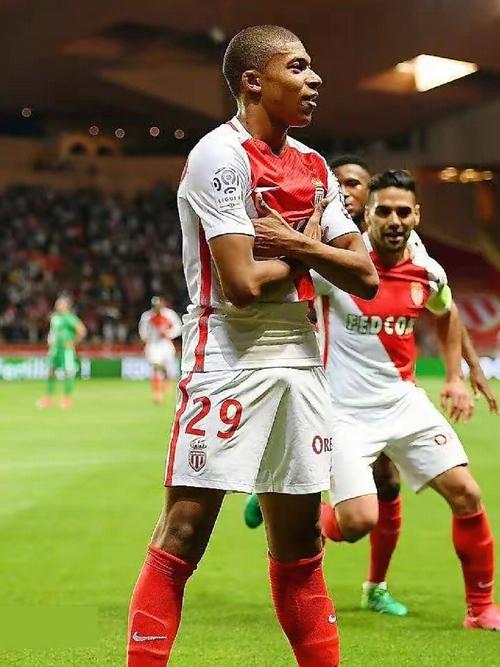 传闻：曼联和拜仁长期关注兰斯19岁中场马夏尔-蒂亚