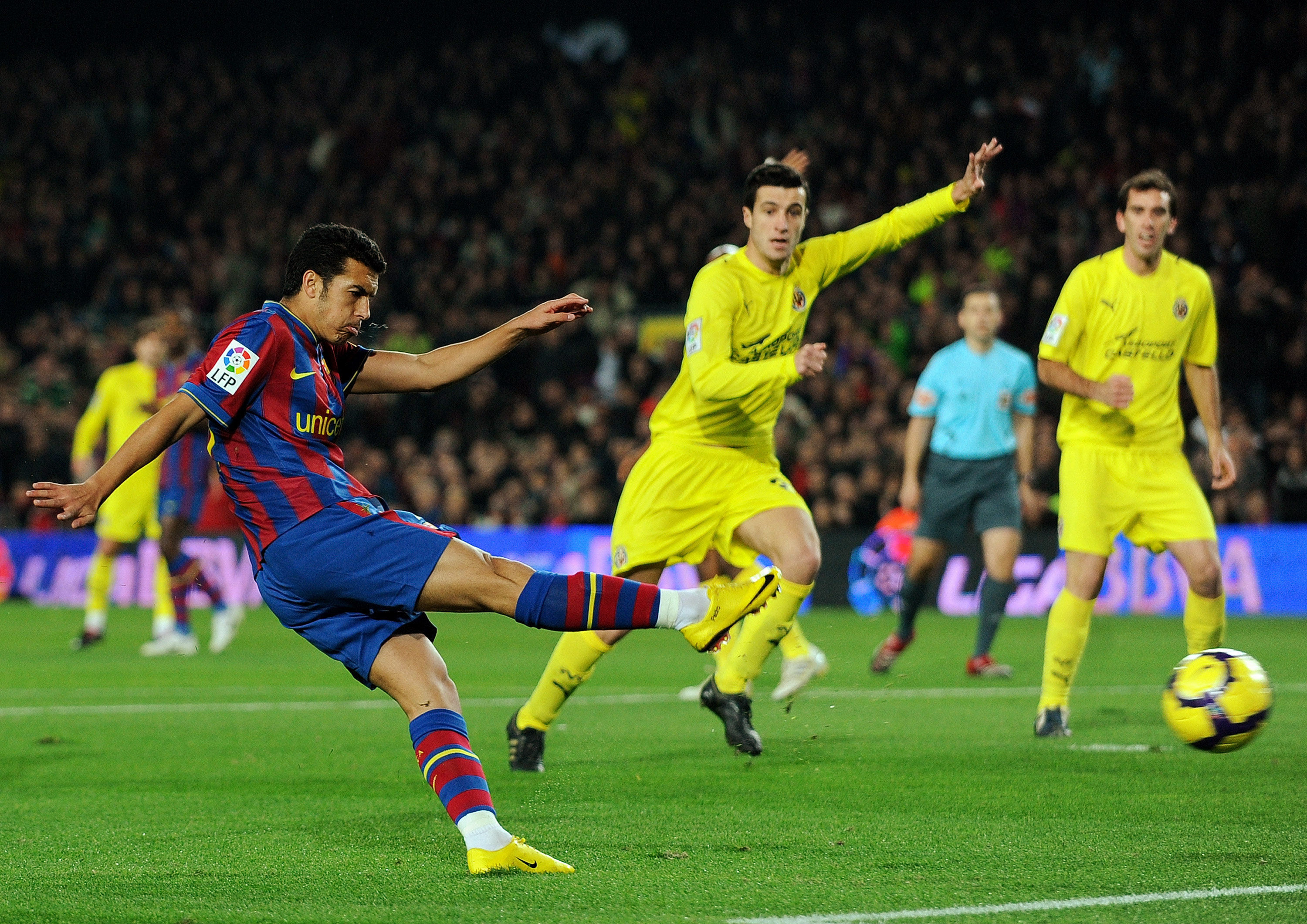 误判，意丁联赛中皮球从边网打进，裁判判罚进球有效