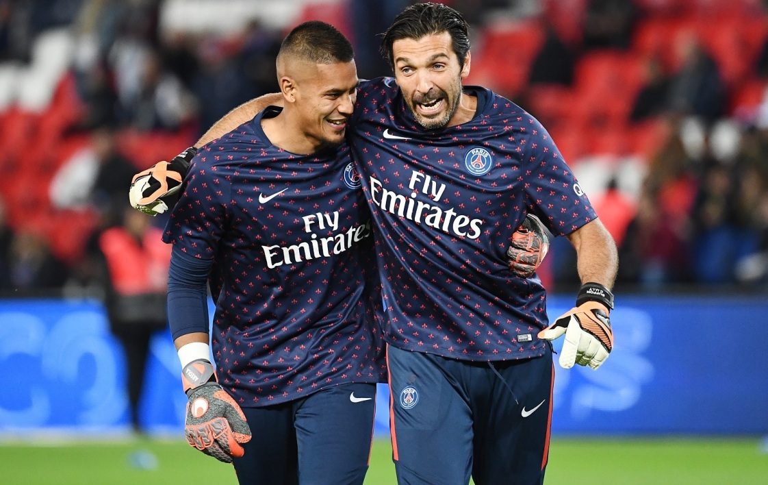 英超中游陷大乱斗！11队仅差6分，曼联利物浦等四队同积26分（英超中游混战白热化：11队分差仅6分，曼联、利物浦等四队同积26分）