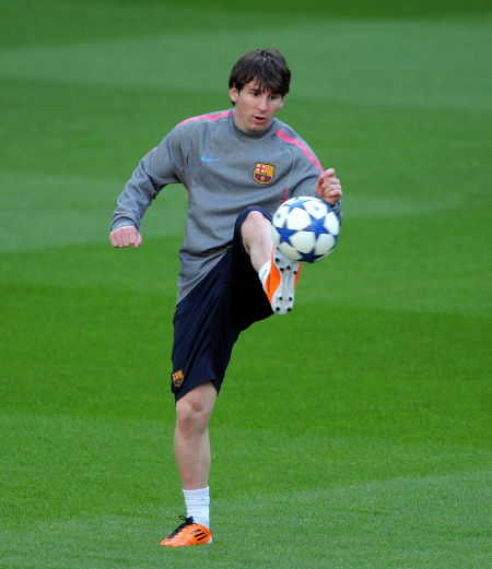 传统环节，利物浦全队戴圣诞帽在训练场拍大合照（利物浦延续传统：全队戴圣诞帽训练场合影）